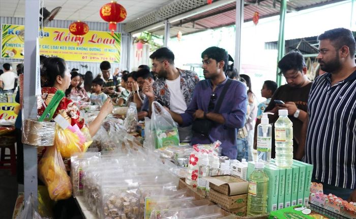 Khách quốc tế mua các đặc sản địa phương tại điểm du lịch cồn Thới Sơn, Đồng Tháp. (Ảnh: TTXVN)