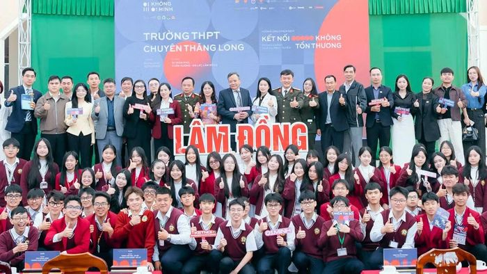 Khởi động chiến dịch “Không một mình” năm 2026 tại Trường trung học phổ thông chuyên Thăng Long. (Ảnh: CTV)