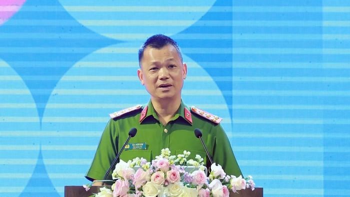 Đại tá Đậu Xuân Bảo, Phó giám đốc Công an tỉnh Lâm Đồng phát biểu tại điểm Trường đại học Yersin Đà Lạt, lan tỏa thông điệp: “Lâm Đồng: Không một mình-kết nối không tổn thương”. (Ảnh: CTV)