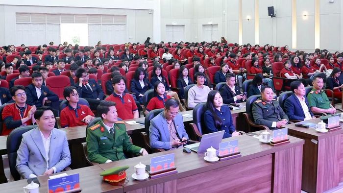 Quang cảnh khởi động chiến dịch “Không một mình” năm 2026 tại Trường đại học Yersin Đà Lạt. (Ảnh: CTV)