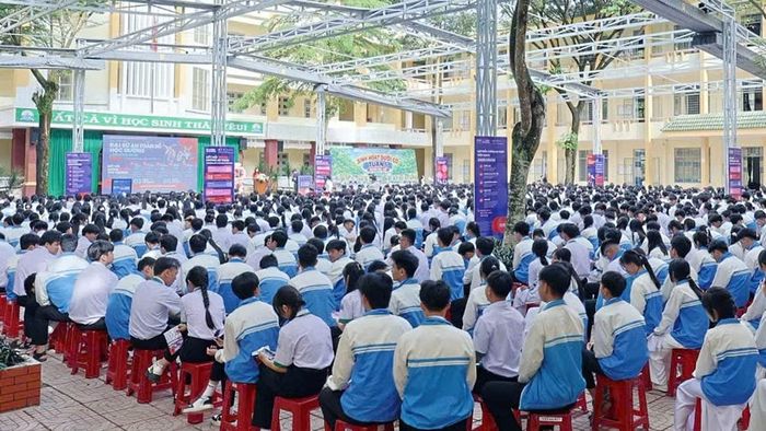 Quang cảnh khởi động chiến dịch “Không một mình” năm 2026 tại Trường trung học phổ thông chuyên Nguyễn Chí Thanh. (Ảnh: CTV)