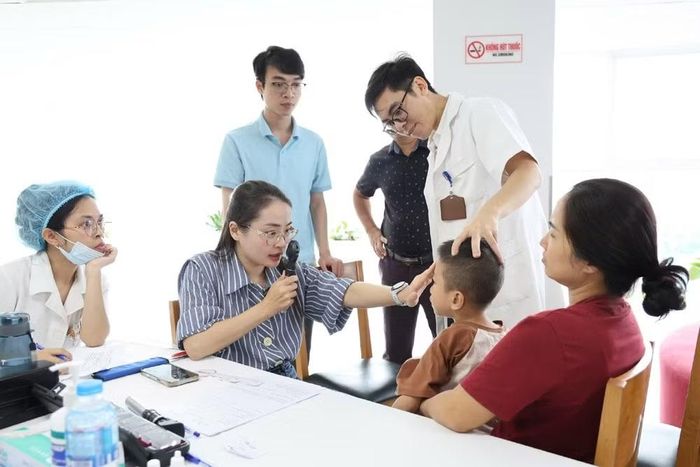 Bác sĩ khám sàng lọc, kiểm tra thị lực và tình trạng mắt cho trẻ em khuyết tật. (Ảnh: NGỌC LONG)