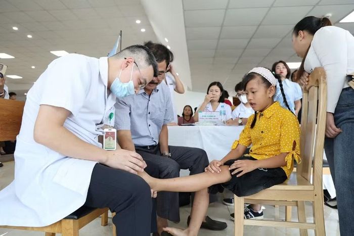 Bác sĩ kiểm tra tình trạng hồi phục của trẻ sau phẫu thuật, đánh giá kết quả điều trị và hướng dẫn chăm sóc phù hợp. (Ảnh: NGỌC LONG)
