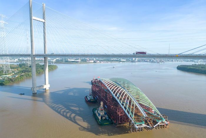 Cầu Bình Khánh có tổng chiều dài khoảng 2,7km, trong đó phần cầu dây văng dài 749,5m. Đường dẫn hai đầu cầu dài 1,69km, cùng đoạn cầu vượt các trục đường Nguyễn Văn Tạo và Nguyễn Hữu Thọ dài khoảng 320m. Công trình có quy mô 4 làn xe cơ giới và 2 làn dừng khẩn cấp.