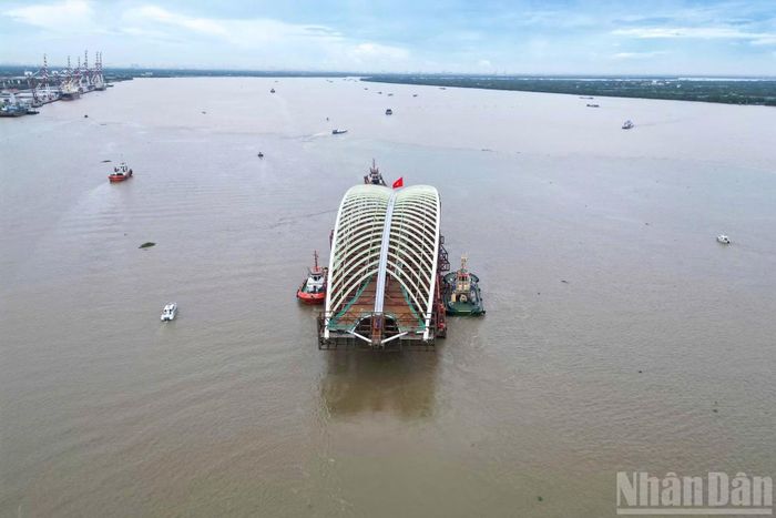 Trước đó, khoảng 16 giờ ngày 18/10, tổ hợp nhịp cầu vòm thép hình lá dừa nước có tổng trọng lượng hơn 3.400 tấn được ghi nhận di chuyển trên sông Soài Rạp, qua khu vực bến phà Cần Giờ-Cần Giuộc. Sau khi đến phao SR-05, đoàn phương tiện neo đậu qua đêm, chờ điều kiện thuận lợi để tiếp tục hành trình về trung tâm Thành phố Hồ Chí Minh vào sáng hôm sau.