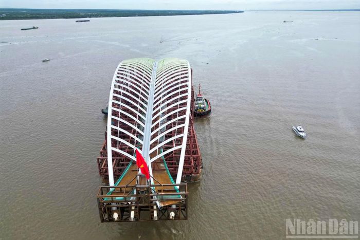 Tổ hợp kết cấu được vận chuyển có chiều dài khoảng 187m, gồm nhịp chính vòm thép nặng khoảng 1.400 tấn và hệ thống khung đỡ chuyên dụng nặng khoảng 2.000 tấn.