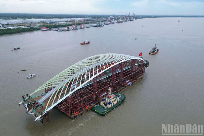 Theo kế hoạch, trong ngày 19/10, đoàn lai dắt di chuyển khoảng 21 hải lý, tương đương 39km, chủ yếu theo luồng sông Sài Gòn để đến công trường tại bến Bạch Đằng, phường An Khánh. Khung thời gian di chuyển được Cảng vụ Hàng hải Thành phố Hồ Chí Minh phê duyệt kéo dài đến 18 giờ.