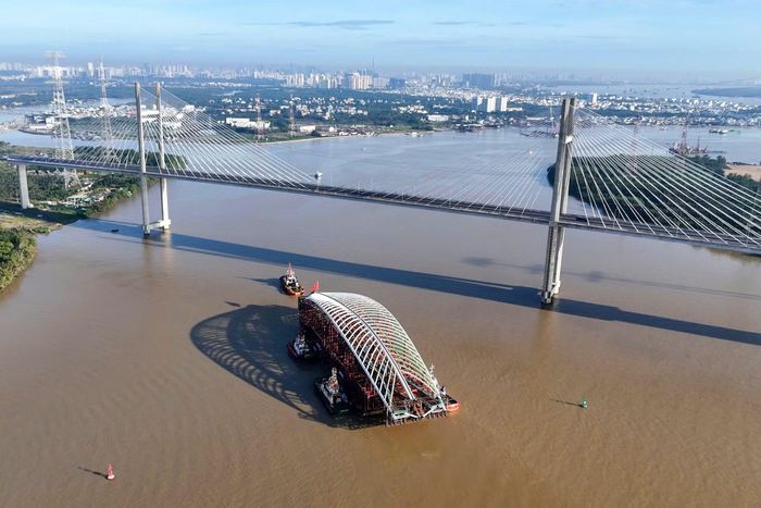 Sáng 19/10, đoàn phương tiện lai dắt kết cấu nhịp chính cầu đi bộ qua sông Sài Gòn di chuyển qua cầu Bình Khánh, tiếp tục hành trình từ luồng Soài Rạp về bến Bạch Đằng, khu vực trung tâm Thành phố Hồ Chí Minh.