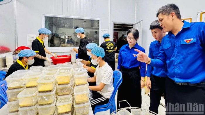 Doanh nghiệp ứng dụng khoa học, công nghệ trong sản xuất nấm an toàn thực phẩm, góp phần nâng cao giá trị gia tăng và năng lực cạnh tranh. (Ảnh: THANH PHONG)