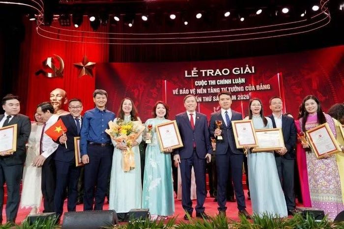 Giáo sư, Tiến sĩ Lê Văn Lợi, Chủ tịch Viện Hàn lâm Khoa học xã hội Việt Nam (thứ 5 từ trái sang) chia vui cùng các tác giả của Viện Hàn lâm được nhận giải thưởng Cuộc thi chính luận bảo vệ nền tảng tư tưởng của Đảng lần thứ 6. (Ảnh T.Trang)