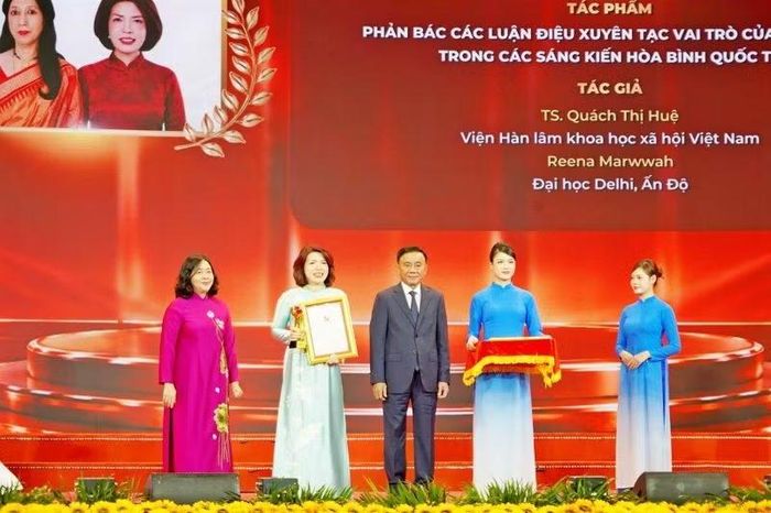 Đồng chí Trần Cẩm Tú, Ủy viên Bộ Chính trị, Thường trực Ban Bí thư, Trưởng Ban Chỉ đạo 35 Trung ương trao Giải A cho tác giả Tiến sĩ Quách Thị Huệ, Viện Nam Á, Tây Á và châu Phi, Viện Hàn lâm Khoa học xã hội Việt Nam. (Ảnh: T.Trang)