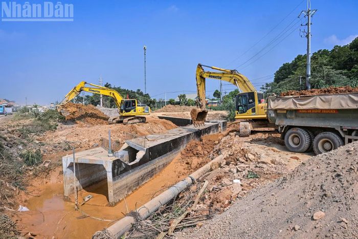 Đại diện Ban Quản lý dự án đầu tư xây dựng công trình dân dụng thành phố Hà Nội cho biết sẽ phấn đấu hoàn thành thông xe kỹ thuật phần đường cao tốc (hoàn thành đến lớp bê tông nhựa C19, trừ khu vực cầu vượt dân sinh Km6+280) trước ngày 31/12/2026 và hoàn thành toàn bộ dự án trước 30/6/2027.