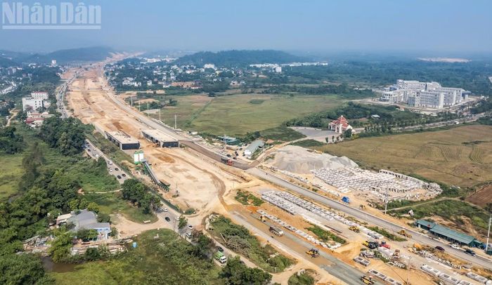 Sau thời gian gặp nhiều khó khăn, nhất là vướng mắc về mặt bằng, hiện dự án xây dựng đường cao tốc Đại lộ Thăng Long đoạn nối từ Quốc lộ 21 đến cao tốc Hà Nội-Hòa Bình đang được đẩy nhanh tiến độ.
