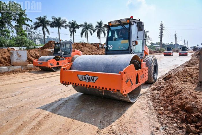 Tuy nhiên, khi triển khai thi công vẫn còn hiện tượng một số hộ dân chưa đồng thuận cho tổ chức thi công (mặc dù đã cam kết bàn giao mặt bằng và di chuyển tài sản) do chưa phê duyệt phương án bồi thường, hỗ trợ, tái định cư và chi trả tiền bồi thường cho các chủ sử dụng. Hiện vấn đề này đang được tích cực giải quyết.