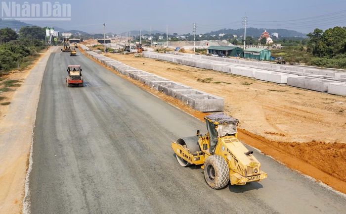 Dự án được khởi công vào tháng 10/2023, với chiều dài khoảng 6,7km, mặt cắt ngang từ 120-180m, tổng mức đầu tư là 5.249 tỷ đồng, trong đó chi phí giải phóng mặt bằng 2.700 tỷ đồng.
