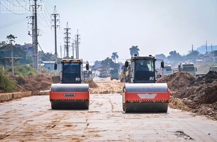 Công tác giải phóng mặt bằng hoàn tất tạo điều kiện cho các nhà thầu dồn lực lượng, máy móc thi công liên tục trên toàn tuyến.