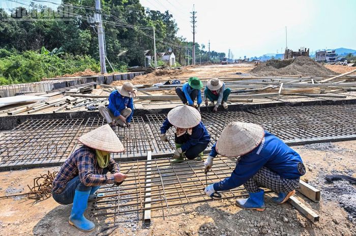 Tranh thủ thời tiết thuận lợi, chủ đầu tư đang đôn đốc các nhà thầu tập trung thiết bị, nhân công làm “3 ca, 4 kíp” để đẩy nhanh tiến độ.