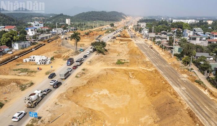 Toàn cảnh tuyến đường nhìn từ trên cao.