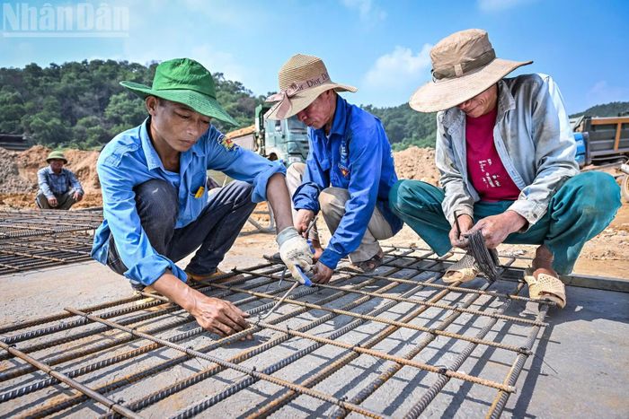 Trên công trường, các nhà thầu đang gấp rút thực hiện thảm bê tông nhựa C19 đường song hành phải trước ngày 30/10/2026 để phân luồng tổ chức giao thông, tổ chức thi công phần bên trái tuyến.