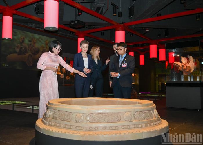 Thủ tướng Công quốc Liechtenstein Brigitte Haas tham quan Khu trưng bày khảo cổ học dưới lòng Nhà Quốc hội.
