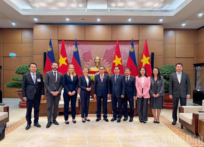 Chủ tịch Quốc hội Trần Thanh Mẫn và Thủ tướng Công quốc Liechtenstein Brigitte Haas cùng các đại biểu tại hội kiến.