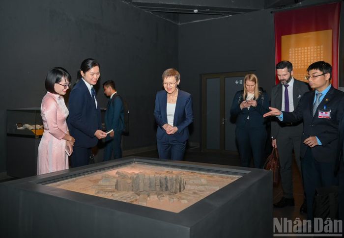 Thủ tướng Công quốc Liechtenstein Brigitte Haas tham quan Khu trưng bày khảo cổ học dưới lòng Nhà Quốc hội.