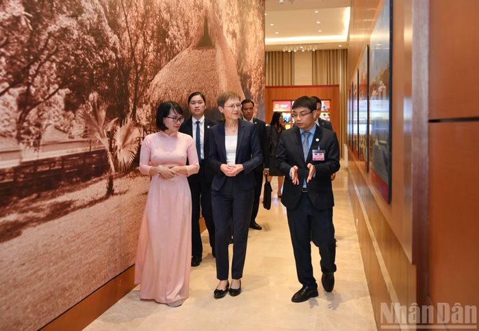 Thủ tướng Công quốc Liechtenstein Brigitte Haas tham quan Bảo tàng Quốc hội Việt Nam.