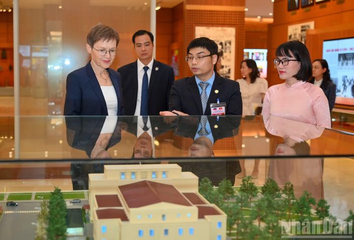 Ngay sau hội kiến, Thủ tướng Công quốc Liechtenstein Brigitte Haas đã tham quan Bảo tàng Quốc hội Việt Nam.