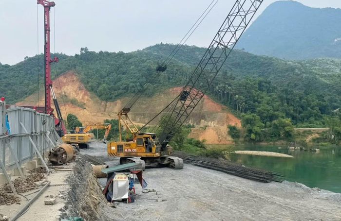 Đơn vị thi công đang tập trung máy móc nhằm đẩy nhanh tiến độ xây dựng tuyến kè gia cố, bảo vệ ta-luy âm trên Quốc lộ 2, địa phận phường Hà Giang 1. (Ảnh: KHÁNH TOÀN)