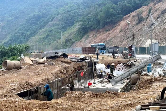 Đơn vị thi công đã hoàn thành nhiều hạng mục quan trọng tuyến kè gia cố, bảo vệ ta-luy âm trên Quốc lộ 2. (Ảnh: KHÁNH TOÀN)