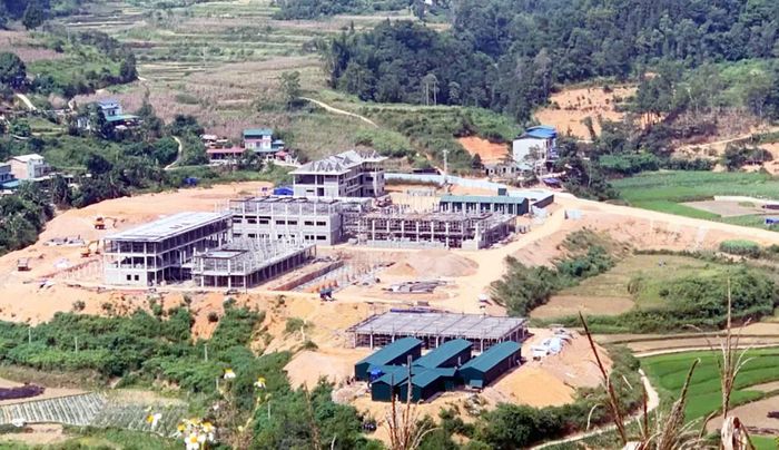 Trên công trường thi công Dự án Trường Phổ thông nội trú Tiểu học và Trung học cơ sở Bạch Đích. (Ảnh: KHÁNH TOÀN)