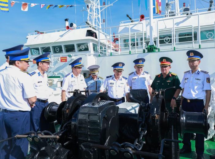 Các đại biểu tham quan vũ khí trang bị kỹ thuật của các tàu tham gia hội thi, hội thao. (Ảnh: Cảnh sát biển cung cấp)