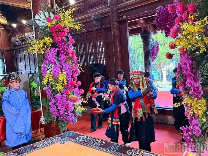 Múa then tại đền Đông Cuông. (Ảnh: THANH SƠN)
