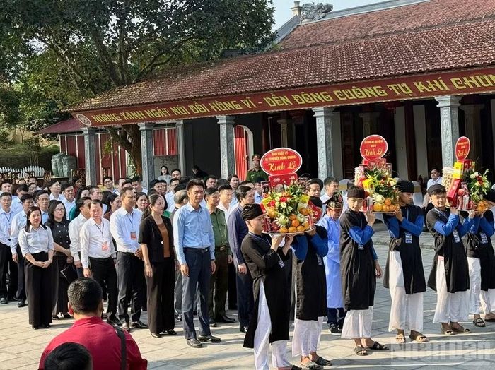 Lãnh đạo địa phương dâng hương. (Ảnh: THANH SƠN)