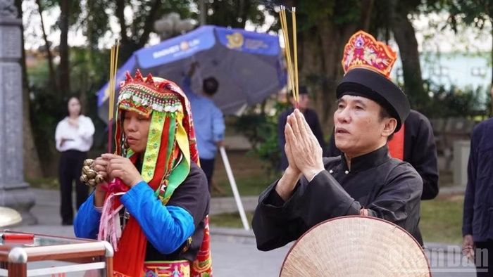 Thầy Mo dâng hương tại đền Đông Cuông trong lễ hội cơm mới. (Ảnh: THANH SƠN)
