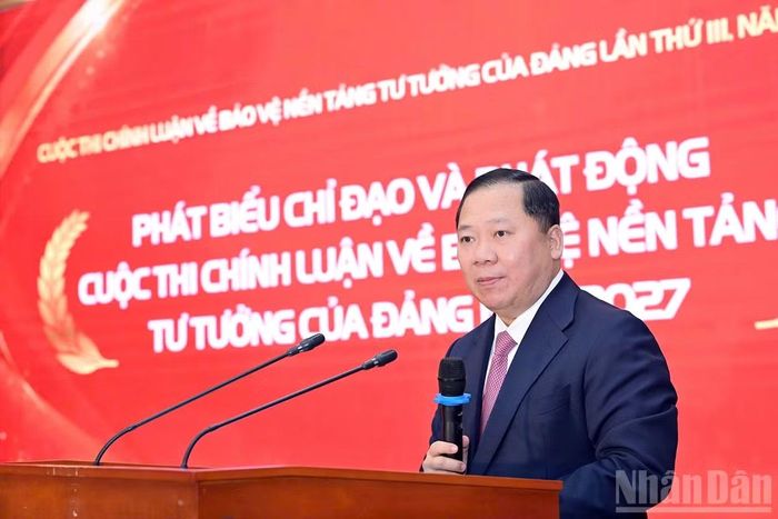 Đồng chí Nguyễn Phi Long phát biểu ý kiến tại buổi lễ. (Ảnh: LINH PHAN)