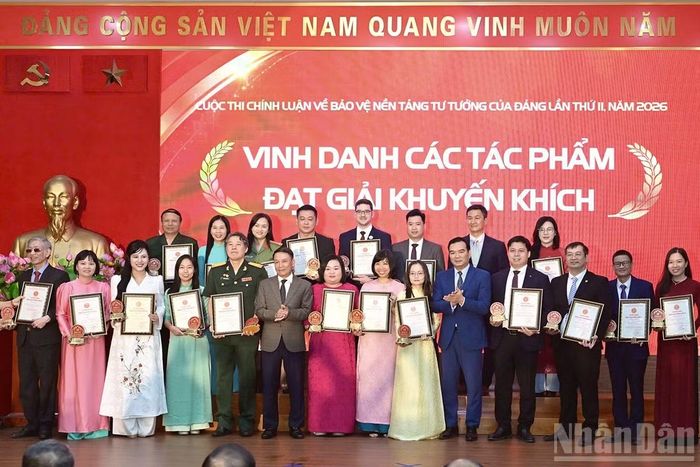 Các tác giả, đại diện nhóm tác giả giành giải cuộc thi. (Ảnh: LINH PHAN)