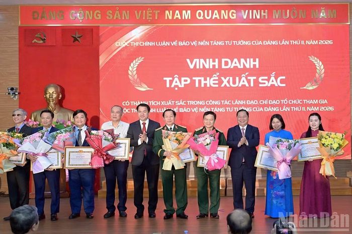 Ban tổ chức trao Bằng khen tặng đại diện các tập thể tiêu biểu trong hưởng ứng, triển khai cuộc thi. (Ảnh: LINH PHAN)