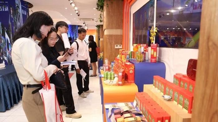 Người tiêu dùng tìm hiểu sản phẩm F&B được giới thiệu tại Thành phố Hồ Chí Minh. (Ảnh: CTV)