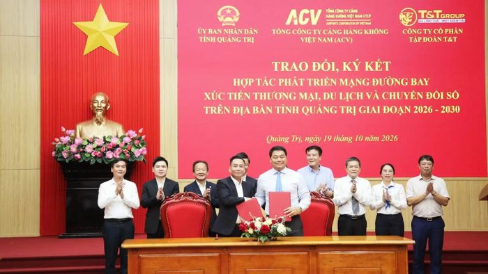 Ký kết hợp tác giữa ACV với Tập đoàn T&T trong việc vận hành khai thác Cảng hàng không Quảng Trị. (Ảnh: HG)