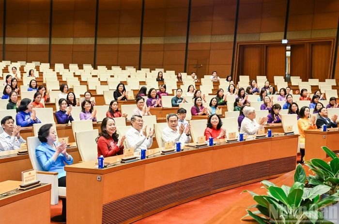 Thủ tướng Chính phủ Lê Minh Hưng và Chủ tịch Quốc hội Trần Thanh Mẫn và các đồng chí lãnh đạo Đảng, Nhà nước và các đại biểu dự gặp mặt. (Ảnh: DUY LINH)