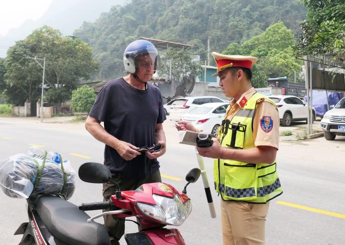 Tỉnh Tuyên Quang yêu cầu lực lượng công an tăng cường phối hợp bảo đảm an toàn giao thông tại các khu, điểm du lịch. (Ảnh: KHÁNH TOÀN)