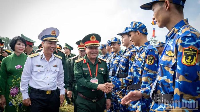 Ban tổ chức hội thao động viên các đoàn tham dự. (Ảnh: THẾ ĐẠI)