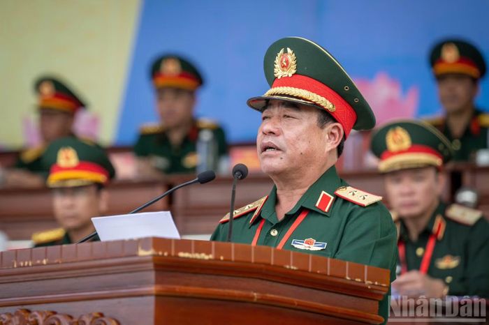 Trung tướng Nguyễn Bá Lực, Phó Tổng Tham mưu trưởng Quân đội nhân dân Việt Nam, Trưởng ban tổ chức hội thao phát biểu khai mạc. (Ảnh: THẾ ĐẠI)