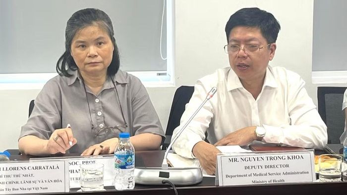 Tiến sĩ Nguyễn Trọng Khoa, Phó Cục trưởng Quản lý Khám chữa bệnh (bên phải) trao đổi thông tin tại tọa đàm. (Ảnh: HUY SƠN)
