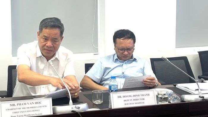 Luật sư Phạm Văn Học (bên trái) trao đổi tại tọa đàm. (Ảnh: HUY SƠN)