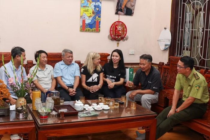 Lực lượng chức năng và Tổ chức Động vật châu Á trao đổi về hành trình chăm sóc gấu với gia đình chủ hộ nuôi gấu.