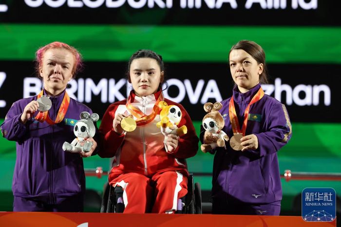 Quách Linh Linh (giữa) trên bục nhận huy chương. (Ảnh: Tân Hoa Xã)