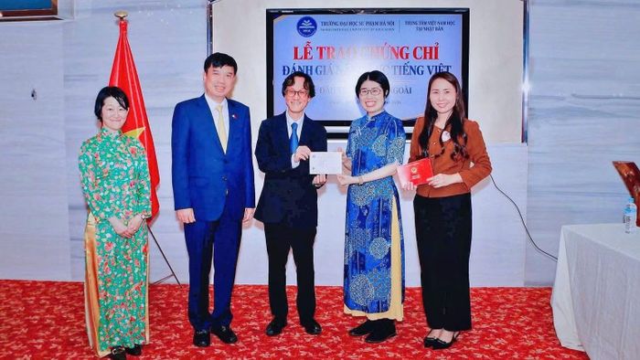 Giáo sư Shimizu Masaaki (người đứng giữa), Trưởng bộ môn tiếng Việt - Đại học Ngoại ngữ Osaka trao Chứng chỉ tiếng Việt B5 cho thí sinh Matsuoka Reina. (Ảnh: Tổng Lãnh sự quán Việt Nam tại Osaka)