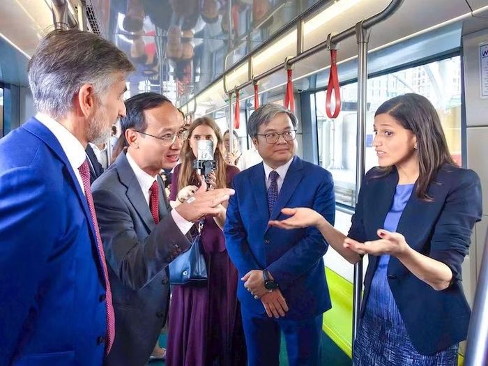Các đại biểu trải nghiệm, tham quan tuyến đường sắt đô thị số 3, đoạn Nhổn-ga Hà Nội. (Ảnh: HỒNG THÁI)